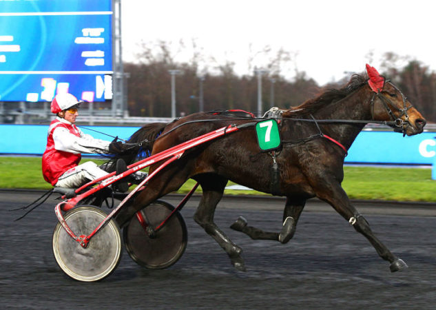 Fleur de Vanille brille dans le temple du trot