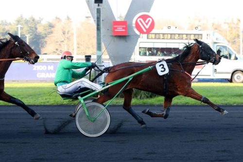 Isa Catz brille à Vincennes